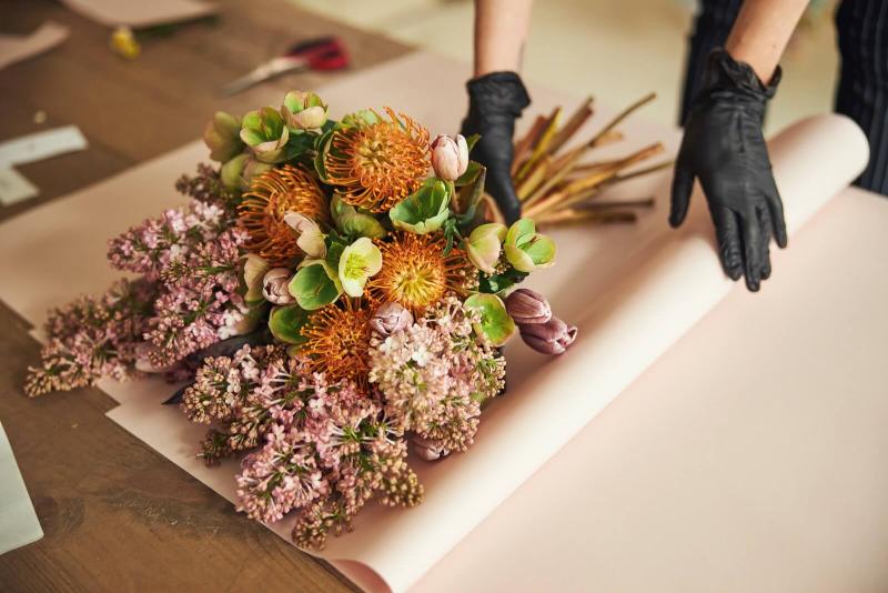 Bên trong một cửa hàng Lela Flower tràn ngập hoa tươi, thể hiện không gian mua sắm hoa sinh nhật cho nữ phong phú và chuyên nghiệp.